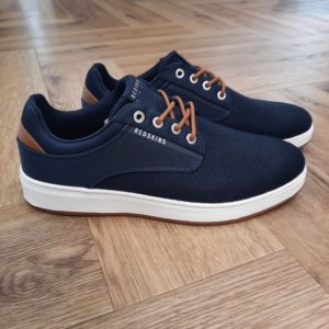 Redskins Pachira Navy Pour cette saison printemps-été, ces baskets Redskins Pachira Navy seront une pièce maitresse de votre dressing pour une allure à la fois sportwear et chic. Tout d'abord, sa tige en textile marine et son intérieur en toile offrira pour les journées chaudes un cadre aéré et léger. Puis, sa semelle de marche épaisse et souple assurera un confort optimal pour votre quotidien. Pour conclure, des tennis à la silhouette urbaine et contemporaine à porter en toutes situations sans pour autant négliger sur le bien-être. L'histoire de la marque Lorsque l’on parle de la célèbre marque de cuir Redskins, on pense immédiatement au look américain, au style biker avec ce petit côté rock’n roll qui souligne la tenue masculine. Or c’est bel et bien en France qu’est née la marque, créée par Serge ABOUJEDID. C’est donc en 1984 que la marque Redskins voit le jour, inspirée de la culture américaine et de la tendance rock’n roll, empreint d’une touche contemporaine dans chaque création de la marque. Cette marque résolument française est née à Gennevilliers et oriente ses collections vers la fabrication de blousons et vestes en cuir pour homme. A partir des année 90, la marque a mis au gout du jour le modèle teddy Redskins, qui n’a de cesse d’être la pièce indémodable de votre garde-robe. Aujourd’hui, stylistes et créateurs ont choisi de diversifier leur gamme pour proposer des chaussures en cuir Redskins, la maroquinerie et divers accessoires à la vente. Une stratégie payante puisque la marque devient aujourd’hui la référence du cuir de qualité. Toujours enclin à suivre le mouvement culturel et notamment cinématographique, Redskins n’hésite pas à s’associer à des personnalités influentes pour proposer ses créations au grand public. Shemar Moore, David Duchovny ou encore Johnny Hallyday ont fait partie de leur figure pour représenter leur collection.