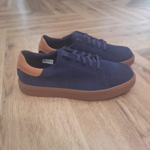 Emerson Street Navy Alliant style et confort, ce modèle Emerson Street Navy accompagne vos journées estivales du matin au soir. Tout d'abord, ces chaussures sont confectionnées en cuir Premium Timberland® Leather. Puis, ces baskets présentent un bout inspiration mocassin, à l’instar de nos célèbres chaussures bateau. De plus, le système de confort TimberCush™, l’assise plantaire OrthoLite® et le col rembourré permettent à cette basket de rester confortable toute la journée. La marque L'origine la marque remonte à 1952, sous la Abington Shoes Company. Elle a été créée par Nathan Swartz dans la ville américaine de Boston. À la base, il imagine un procédé qui rend ses boots étanches et introduit le nom Timberland (timber pour "bois" et land pour "terre") pour la première fois en 1973. L'iconique Yellow Boots fait de Timberland un véritable succès. À la fin des années 70, Timberland commence à produire des boots plus casual et des chaussures bateau. La marque se développe réellement à l'international dans les années 80. Elle devient une marque plus lifestyle en commençant à produire également des vêtements puis des accessoires comme des sacs et des montres dans les années 90. En 2011, la marque est rachetée par VF Corporation (propriétaire également de The North Face). Et s'est depuis fortement développée dans le monde et notamment en France où une trentaine de magasins en propre sont aujourd'hui implantés.