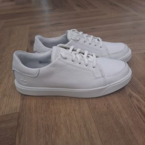 Emerson Street White Alliant style et confort, ce modèle Emerson Street White accompagne vos journées estivales du matin au soir. Pour commencer, elles sont confectionnées en cuir Premium Timberland® Leather. Ensuite, ces baskets présentent un bout inspiration mocassin, à l’instar de nos célèbres chaussures bateau. De plus, le système de confort TimberCush™, l’assise plantaire OrthoLite® et le col rembourré permettent à cette basket de rester confortable toute la journée. La marque L'origine la marque remonte à 1952, sous la Abington Shoes Company. Elle a été créée par Nathan Swartz dans la ville américaine de Boston. À la base, il imagine un procédé qui rend ses boots étanches et introduit le nom Timberland (timber pour "bois" et land pour "terre") pour la première fois en 1973. L'iconique Yellow Boots fait de Timberland un véritable succès. À la fin des années 70, Timberland commence à produire des boots plus casual et des chaussures bateau. La marque se développe réellement à l'international dans les années 80. Elle devient une marque plus lifestyle en commençant à produire également des vêtements puis des accessoires comme des sacs et des montres dans les années 90. En 2011, la marque est rachetée par VF Corporation (propriétaire également de The North Face). Et s'est depuis fortement développée dans le monde et notamment en France où une trentaine de magasins en propre sont aujourd'hui implantés.