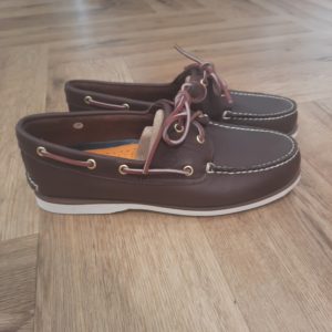 Classic Boat Marron-Classic Boat Marron-Chaussure bateau classique pour homme en marron-L'origine la marque remonte à 1952, sous la Abington Shoes Company. Elle a été créée par Nathan Swartz dans la ville américaine de Boston. À la base, il imagine un procédé qui rend ses boots étanches et introduit le nom Timberland (timber pour "bois" et land pour "terre") pour la première fois en 1973