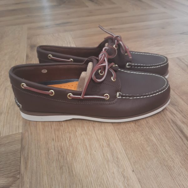 Classic Boat Marron-Classic Boat Marron-Chaussure bateau classique pour homme en marron-L'origine la marque remonte à 1952, sous la Abington Shoes Company. Elle a été créée par Nathan Swartz dans la ville américaine de Boston. À la base, il imagine un procédé qui rend ses boots étanches et introduit le nom Timberland (timber pour "bois" et land pour "terre") pour la première fois en 1973