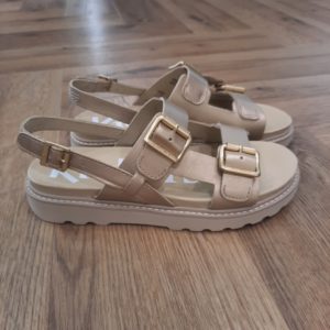 Sandales Kickers Neosummer-L'équipe Kickers vous conseille de nettoyer la chaussure avec du lait nettoyant (en petite quantité) à l'aide d'un chiffon de matière douce en réalisant des mouvements circulaires. Ensuite, on laisse sécher au minimum 1h. Bon à savoir : le cuir est une matière qu'il faut nourrir pour conserver sa qualité