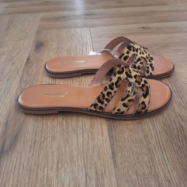 Mule Hamigapo Léopard Pour arborer une démarche confortable, on opte pour notre mule Hamigapo Léopard en cuir imprimé animal. Avec son allure originale, elle fera une entrée remarquée dans votre dressing ! En coloris zèbre ou en léopard, elle apportera la touche animale à vos tenues les plus basiques ! Les Tropeziennes par M. Belarbi : L’histoire d’un style intemporel, né à Saint-Tropez. Mo Belarbi, né à Fez, est un créateur visionnaire et passionné par le cuir, l’artisanat et les voyages. En 1975 dans le village emblématique de Saint-Tropez dont il tombe amoureux, il ouvre son premier concept store «La Puce Tropezienne», un lieu unique, foisonnant de créativité et d’audace. Mo Belarbi, esprit libre et innovant y imagine des modèles qui deviendront iconiques, intergénérationnels et s’imposeront rapidement comme incontournables. Des débuts inspirés par les voyages et l’artisanat Dès 1982, inspiré par ses nombreux voyages et les traditions amérindiennes, Mo lance ses premiers modèles à succès : des boots à franges et des mocassins bohèmes. Ces créations, véritables invitations au voyage séduisent immédiatement les artistes, les modeuses, les rêveuses et les globe trotteurs en quête de dolce vita. Une référence intemporelle depuis plus de 40 ans Depuis quatre décennies, Les Tropeziennes par M. Belarbi est devenue la référence numéro un de la sandale en France tout en proposant une gamme de modèles adaptés à toutes les saisons. Fidèle à ses racines tropéziennes, la marque met en lumière un savoir-faire unique, nourri d’influences multiculturelles. Rejoignez notre aventure et portez, vous aussi, l’âme de Saint-Tropez aux quatre coins du monde.