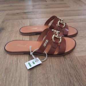 Hamia Tan Craquez pour nos mules Hamia Tan en cuir pour femme moderne. Un modèle iconique de la marque Les Tropeziennes par M. Belarbi. Disponibles en plusieurs coloris, ces mules ajoutent une touche vibrante à votre collection de chaussures. Les brides larges ainsi que son détail doré ajoutent une touche d'élégance naturelle. Elles sont idéales pour vous accompagner durant vos journées actives. Les Tropeziennes par M. Belarbi : L’histoire d’un style intemporel, né à Saint-Tropez. Mo Belarbi, né à Fez, est un créateur visionnaire et passionné par le cuir, l’artisanat et les voyages. En 1975 dans le village emblématique de Saint-Tropez dont il tombe amoureux, il ouvre son premier concept store «La Puce Tropezienne», un lieu unique, foisonnant de créativité et d’audace. Mo Belarbi, esprit libre et innovant y imagine des modèles qui deviendront iconiques, intergénérationnels et s’imposeront rapidement comme incontournables. Des débuts inspirés par les voyages et l’artisanat Dès 1982, inspiré par ses nombreux voyages et les traditions amérindiennes, Mo lance ses premiers modèles à succès : des boots à franges et des mocassins bohèmes. Ces créations, véritables invitations au voyage séduisent immédiatement les artistes, les modeuses, les rêveuses et les globe trotteurs en quête de dolce vita. Une référence intemporelle depuis plus de 40 ans Depuis quatre décennies, Les Tropeziennes par M. Belarbi est devenue la référence numéro un de la sandale en France tout en proposant une gamme de modèles adaptés à toutes les saisons. Fidèle à ses racines tropéziennes, la marque met en lumière un savoir-faire unique, nourri d’influences multiculturelles. Rejoignez notre aventure et portez, vous aussi, l’âme de Saint-Tropez aux quatre coins du monde.