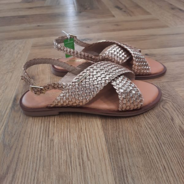 Sandale Doa Or Découvrez notre sandale Doa Or, qui incarne le raffinement par excellence ! Disponible en deux coloris or et blanc-or, elle se distingue par son design tressé et sa finition métallique. Elle est dotée d’une bride à la cheville avec une boucle pour un ajustement parfait et personnalisé. Idéale pour ajouter une touche d’élégance à vos tenues estivales, il ne vous manque que DOA à votre dressing d'été ! Les Tropeziennes par M. Belarbi : L’histoire d’un style intemporel, né à Saint-Tropez. Mo Belarbi, né à Fez, est un créateur visionnaire et passionné par le cuir, l’artisanat et les voyages. En 1975 dans le village emblématique de Saint-Tropez dont il tombe amoureux, il ouvre son premier concept store «La Puce Tropezienne», un lieu unique, foisonnant de créativité et d’audace. Mo Belarbi, esprit libre et innovant y imagine des modèles qui deviendront iconiques, intergénérationnels et s’imposeront rapidement comme incontournables. Des débuts inspirés par les voyages et l’artisanat Dès 1982, inspiré par ses nombreux voyages et les traditions amérindiennes, Mo lance ses premiers modèles à succès : des boots à franges et des mocassins bohèmes. Ces créations, véritables invitations au voyage séduisent immédiatement les artistes, les modeuses, les rêveuses et les globe trotteurs en quête de dolce vita. Une référence intemporelle depuis plus de 40 ans Depuis quatre décennies, Les Tropeziennes par M. Belarbi est devenue la référence numéro un de la sandale en France tout en proposant une gamme de modèles adaptés à toutes les saisons. Fidèle à ses racines tropéziennes, la marque met en lumière un savoir-faire unique, nourri d’influences multiculturelles. Rejoignez notre aventure et portez, vous aussi, l’âme de Saint-Tropez aux quatre coins du monde.