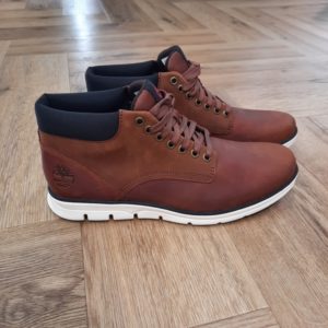 Timberland Bradstreet Marron Sportive et élégante, cette basket Timberland Bradstreet Marron est dotée d'une tige en cuir Premium Timberland® Leather. Elle possède également une assise plantaire légère en mousse OrthoLite®, de la technologie SensorFlex™ pour plus de confort et de flexibilité. Puis, une doublure en tissu ReBOTL™ contenant au moins 50 % de plastique PET recyclé. La marque L'origine la marque remonte à 1952, sous la Abington Shoes Company. Elle a été créée par Nathan Swartz dans la ville américaine de Boston. À la base, il imagine un procédé qui rend ses boots étanches et introduit le nom Timberland (timber pour "bois" et land pour "terre") pour la première fois en 1973. L'iconique Yellow Boots fait de Timberland un véritable succès. À la fin des années 70, Timberland commence à produire des boots plus casual et des chaussures bateau. La marque se développe réellement à l'international dans les années 80. Elle devient une marque plus lifestyle en commençant à produire également des vêtements puis des accessoires comme des sacs et des montres dans les années 90. En 2011, la marque est rachetée par VF Corporation (propriétaire également de The North Face). Et s'est depuis fortement développée dans le monde et notamment en France où une trentaine de magasins en propre sont aujourd'hui implantés.