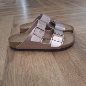 Arizona Copper-arizona copper-Vous les considérez peut-être comme des sandales à papa, et pourtant, les Birkenstocks sont les chaussures les plus branchées (et confortables) du moment. Tous les pieds les adoptent, même ceux des it-girls qui n’hésitent pas à s’afficher avec sandales sur leurs réseaux sociaux.