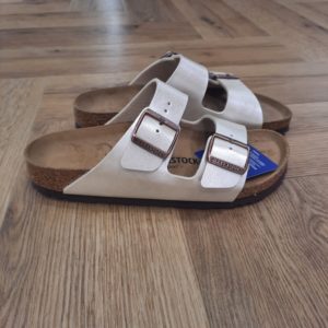 Arizona Graceful Pearl White-Un design légendaire La pièce maîtresse de tous les modèles est le lit de pied BIRKENSTOCK d'origine. La conception pensée jusque dans les moindres détails, inspirée de la trace de pas naturelle laissée par un pied sur le sable, contribue à ce que les pieds puissent passer des heures dans les chaussures sans occasionner aucune gêne. Le tout favorise une bonne santé et procure une sensation encore plus confortable.