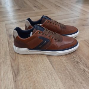 Redskins Lermi Cognac La Redskins Lermi Cognac se distingue par son allure moderne et minimaliste. Tout d'abord cette chaussure est conçue en cuir de qualité. Ainsi, cette sneaker offre un confort optimal et une durabilité idéale pour un style urbain et élégant. Au rang des baskets les plus stylées, ces baskets ville signées Redskins se placent en tête de la course ! Combinaison de cuir marron et détails bleu marine, semelle épaisse en gomme blanche pour un vrai confort de marche. Avec ce modèle Lermi, la marque Redskins vous propose une basket de belle qualité au look jeune et moderne. L'histoire de la marque Lorsque l’on parle de la célèbre marque de cuir Redskins, on pense immédiatement au look américain, au style biker avec ce petit côté rock’n roll qui souligne la tenue masculine. Or c’est bel et bien en France qu’est née la marque, créée par Serge ABOUJEDID. C’est donc en 1984 que la marque Redskins voit le jour, inspirée de la culture américaine et de la tendance rock’n roll, empreint d’une touche contemporaine dans chaque création de la marque. Cette marque résolument française est née à Gennevilliers et oriente ses collections vers la fabrication de blousons et vestes en cuir pour homme. A partir des année 90, la marque a mis au gout du jour le modèle teddy Redskins, qui n’a de cesse d’être la pièce indémodable de votre garde-robe. Aujourd’hui, stylistes et créateurs ont choisi de diversifier leur gamme pour proposer des chaussures en cuir Redskins, la maroquinerie et divers accessoires à la vente. Une stratégie payante puisque la marque devient aujourd’hui la référence du cuir de qualité. Toujours enclin à suivre le mouvement culturel et notamment cinématographique, Redskins n’hésite pas à s’associer à des personnalités influentes pour proposer ses créations au grand public. Shemar Moore, David Duchovny ou encore Johnny Hallyday ont fait partie de leur figure pour représenter leur collection.