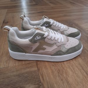 Faguo Dahlia Kaki La basket Faguo Dahlia Kaki et écrue réinvente les codes des années 90 en leur apportant une touche de modernité et de sophistication. D'abord, inspirée par la finesse des courbes féminines, cette basket femme offre un confort exceptionnel. De plus, elle offre une allure pleine de dynamisme. Puis, ses teintes écrues et kaki clair, combinées à des textures variées, lui confèrent un style élégant et contemporain qui s’adapte à toutes les occasions. La basket écrue et kaki clair DAHLIA reflète l’engagement de FAGUO pour une mode plus durable. Cellle ci est livrée dans un packaging recyclé et recyclable. Elle réduit son empreinte carbone tout en participant activement à la reforestation grâce à la plantation d'abres pour compenser les émissions de carbone. Avec son design rétro, ses détails féminins et ses finitions soignées, la basket écrue et kaki clair DAHLIA est une pièce forte et élégante. Cette sneaker est pensée pour celles qui recherchent un style distinctif et une démarche respectueuse de l’environnement. La marque Faguo est une marque française créée en 2009 par Frédéric Mugnier et Nicolas Rohr, alors qu'ils étaient encore étudiants et seulement âgés de 22 ans. C'est au cours d'un voyage universitaire en Chine qu'ils vont concevoir le projet Faguo. Il s'agit d'ailleurs d'un nom chinois signifiant tout simplement "France". Dans une démarche de responsabilité sociale et environnementale, ils vont imaginer le principe suivant : pour chaque produit Faguo acheté, un arbre sera planté en France. Et ce premier produit sera une simple tennis en toile ornée d'un bouton en noix de coco, représentant cet engagement. Leur concept va connaître un véritable succès qui va mener la marque à lancer de nouveaux modèles.