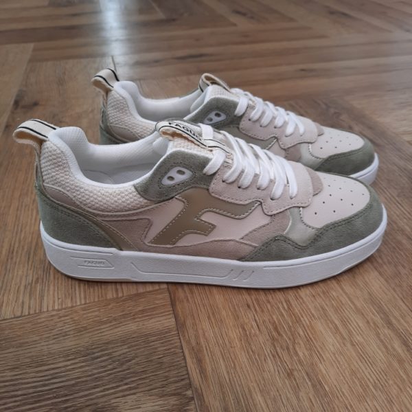 Faguo Dahlia Kaki La basket Faguo Dahlia Kaki et écrue réinvente les codes des années 90 en leur apportant une touche de modernité et de sophistication. D'abord, inspirée par la finesse des courbes féminines, cette basket femme offre un confort exceptionnel. De plus, elle offre une allure pleine de dynamisme. Puis, ses teintes écrues et kaki clair, combinées à des textures variées, lui confèrent un style élégant et contemporain qui s’adapte à toutes les occasions. La basket écrue et kaki clair DAHLIA reflète l’engagement de FAGUO pour une mode plus durable. Cellle ci est livrée dans un packaging recyclé et recyclable. Elle réduit son empreinte carbone tout en participant activement à la reforestation grâce à la plantation d'abres pour compenser les émissions de carbone. Avec son design rétro, ses détails féminins et ses finitions soignées, la basket écrue et kaki clair DAHLIA est une pièce forte et élégante. Cette sneaker est pensée pour celles qui recherchent un style distinctif et une démarche respectueuse de l’environnement. La marque Faguo est une marque française créée en 2009 par Frédéric Mugnier et Nicolas Rohr, alors qu'ils étaient encore étudiants et seulement âgés de 22 ans. C'est au cours d'un voyage universitaire en Chine qu'ils vont concevoir le projet Faguo. Il s'agit d'ailleurs d'un nom chinois signifiant tout simplement "France". Dans une démarche de responsabilité sociale et environnementale, ils vont imaginer le principe suivant : pour chaque produit Faguo acheté, un arbre sera planté en France. Et ce premier produit sera une simple tennis en toile ornée d'un bouton en noix de coco, représentant cet engagement. Leur concept va connaître un véritable succès qui va mener la marque à lancer de nouveaux modèles.