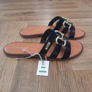 Hamia Black Craquez pour nos mules Hamia Black en cuir pour femme moderne. Un modèle iconique de la marque Les Tropeziennes par M. Belarbi. Disponibles en plusieurs coloris, ces mules ajoutent une touche vibrante à votre collection de chaussures. Les brides larges ainsi que son détail doré ajoutent une touche d'élégance naturelle. Elles sont idéales pour vous accompagner durant vos journées actives. Les Tropeziennes par M. Belarbi : L’histoire d’un style intemporel, né à Saint-Tropez. Mo Belarbi, né à Fez, est un créateur visionnaire et passionné par le cuir, l’artisanat et les voyages. En 1975 dans le village emblématique de Saint-Tropez dont il tombe amoureux, il ouvre son premier concept store «La Puce Tropezienne», un lieu unique, foisonnant de créativité et d’audace. Mo Belarbi, esprit libre et innovant y imagine des modèles qui deviendront iconiques, intergénérationnels et s’imposeront rapidement comme incontournables. Des débuts inspirés par les voyages et l’artisanat Dès 1982, inspiré par ses nombreux voyages et les traditions amérindiennes, Mo lance ses premiers modèles à succès : des boots à franges et des mocassins bohèmes. Ces créations, véritables invitations au voyage séduisent immédiatement les artistes, les modeuses, les rêveuses et les globe trotteurs en quête de dolce vita. Une référence intemporelle depuis plus de 40 ans Depuis quatre décennies, Les Tropeziennes par M. Belarbi est devenue la référence numéro un de la sandale en France tout en proposant une gamme de modèles adaptés à toutes les saisons. Fidèle à ses racines tropéziennes, la marque met en lumière un savoir-faire unique, nourri d’influences multiculturelles. Rejoignez notre aventure et portez, vous aussi, l’âme de Saint-Tropez aux quatre coins du monde.