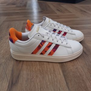Adidas Grand Court Cette chaussure Adidas Grand Court se porte au quotidien, en toutes occasions. Inspirée des courts de tennis, elle présente une tige basse en matière synthétique avec 3 bandes et un patch au talon pour un look décontracté. La semelle de propreté Cloudfoam Comfort offre un amorti confortable. La marque C'est le 18 août 1949 qu'Adi Dassler a démarré l'aventure adidas, avec pour objectif d'améliorer les performances des athlètes. 70 ans plus tard, adidas a laissé sa marque sur le monde du sport, mais aussi celui de la mode, de la musique, de la culture, du développement durable et bien d'autres encore. Voyage avec nous à travers le temps et découvre l'histoire d'adidas avec des modèles qui ont influencé le lifestyle d'aujourd'hui. Juste après la naissance officielle des 3 bandes en 1949, les années 50 ont connu un véritable boom technologique avec des équipements innovants pour les athlètes de classe mondiale. Ainsi, c'est pendant cette décennie qu'est apparue la Samba, toujours portée de nos jours pas les joueurs de Five et de futsal, et toujours présente dans la rue. Pendant les 50's, adidas a développé une chaussure de sprint qui a battu un record du monde et la première chaussure de football conçue avec une semelle en nylon, marquant une vraie nouveauté en termes de confort et de sensations. D'autres modèles ont vu le jour durant cette période, comme la chaussure de basketball Allround, devenue une véritable icône dans les 80's. Ces années ont été révolutionnaires, créant un véritable avant et après pour les sportifs de haut niveau. Mais ce n'était que le début de l'histoire d'adidas.