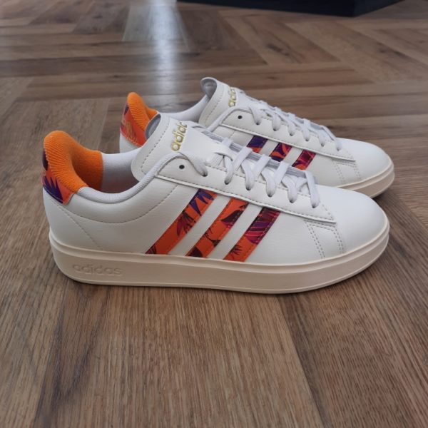 Adidas Grand Court Cette chaussure Adidas Grand Court se porte au quotidien, en toutes occasions. Inspirée des courts de tennis, elle présente une tige basse en matière synthétique avec 3 bandes et un patch au talon pour un look décontracté. La semelle de propreté Cloudfoam Comfort offre un amorti confortable. La marque C'est le 18 août 1949 qu'Adi Dassler a démarré l'aventure adidas, avec pour objectif d'améliorer les performances des athlètes. 70 ans plus tard, adidas a laissé sa marque sur le monde du sport, mais aussi celui de la mode, de la musique, de la culture, du développement durable et bien d'autres encore. Voyage avec nous à travers le temps et découvre l'histoire d'adidas avec des modèles qui ont influencé le lifestyle d'aujourd'hui. Juste après la naissance officielle des 3 bandes en 1949, les années 50 ont connu un véritable boom technologique avec des équipements innovants pour les athlètes de classe mondiale. Ainsi, c'est pendant cette décennie qu'est apparue la Samba, toujours portée de nos jours pas les joueurs de Five et de futsal, et toujours présente dans la rue. Pendant les 50's, adidas a développé une chaussure de sprint qui a battu un record du monde et la première chaussure de football conçue avec une semelle en nylon, marquant une vraie nouveauté en termes de confort et de sensations. D'autres modèles ont vu le jour durant cette période, comme la chaussure de basketball Allround, devenue une véritable icône dans les 80's. Ces années ont été révolutionnaires, créant un véritable avant et après pour les sportifs de haut niveau. Mais ce n'était que le début de l'histoire d'adidas.