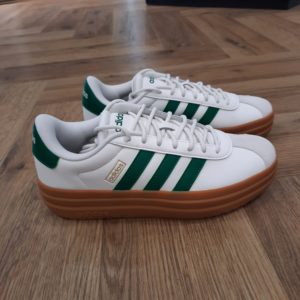 Adidas VL Court Bold Cette sneaker Adidas VL Court Bold compensée modernisera instantanément ton dressing. En effet, sa silhouette originale, ornée des 3 bandes iconiques, complète ta tenue avec style sans sacrifier le confort. De plus, sa doublure douce et la semelle de propreté en EVA t'offrent un confort ultime tout au long de la journée. La marque C'est le 18 août 1949 qu'Adi Dassler a démarré l'aventure adidas, avec pour objectif d'améliorer les performances des athlètes. 70 ans plus tard, adidas a laissé sa marque sur le monde du sport, mais aussi celui de la mode, de la musique, de la culture, du développement durable et bien d'autres encore. Voyage avec nous à travers le temps et découvre l'histoire d'adidas avec des modèles qui ont influencé le lifestyle d'aujourd'hui. Juste après la naissance officielle des 3 bandes en 1949, les années 50 ont connu un véritable boom technologique avec des équipements innovants pour les athlètes de classe mondiale. Ainsi, c'est pendant cette décennie qu'est apparue la Samba, toujours portée de nos jours pas les joueurs de Five et de futsal, et toujours présente dans la rue. Pendant les 50's, adidas a développé une chaussure de sprint qui a battu un record du monde et la première chaussure de football conçue avec une semelle en nylon, marquant une vraie nouveauté en termes de confort et de sensations. D'autres modèles ont vu le jour durant cette période, comme la chaussure de basketball Allround, devenue une véritable icône dans les 80's. Ces années ont été révolutionnaires, créant un véritable avant et après pour les sportifs de haut niveau. Mais ce n'était que le début de l'histoire d'adidas.
