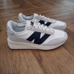 New Balance 370 CD La New Balance U370 CD incarne l’ADN authentique de la marque. En effet, elle possède une silhouette inspirée des modèles running vintage des années 80 puis repensée pour le quotidien. De plus, légère, confortable et discrètement stylée, cette paire se distingue par son coloris Sea Salt / NB Navy. Ainsi, un duo sobre et élégant qui s’accorde facilement à tous les styles. Pensée pour ceux qui privilégient l’efficacité, le confort et le style minimaliste, la U370 s’intègre parfaitement dans une rotation sneakers polyvalente et durable. Un classique du rétro-running revisité dans une palette naturelle et intemporelle. La marque New balance est une marque authentique depuis en 1906. Elle produit et fabrique des chaussures dans tous les domaines sportifs. Ce qui fait de New Balance la plus grande marque de chaussures au monde. Le nom New Balance est synonyme de qualité. Il n'est donc pas étonnant que la marque ait 100 ans d'histoire. Son slogan "a more intelligent approach to building shoes" décrit très bien l'éthique de l'entreprise. Les sneakers New Balance sont résolument orientées vers la meilleure performance possible, sans pour autant négliger l'aspect esthétique. Tous les produits ont cependant en commun la même idée de base : fournir le mélange parfait de performance et de mode. C'est exactement ce que les amateurs de New Balance apprécient.