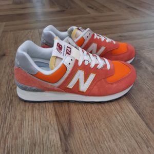 New Balance 574 RCB Le modèle New Balance 574 RCB pourrait bien être notre icône la plus invraisemblable. « La chaussure la plus New Balance de tous les temps ». Le message est clair, non ? Peut-être pas complètement. Effectivement, la 574 a été conçue pour offrir fiabilité et polyvalence, et non pour servir de vitrine à des technologies révolutionnaires ou à des matières haut de gamme. Puis, c'est précisément cette polyvalence simple et sans prétention qui a hissé la 574 au rang de chaussures les plus emblématiques. En tant que modèle hybride route / sentier avec une coupe plus large que les modèles de course étroites de la génération précédente, la 574 offrait un mélange unique et polyvalent de nouveauté, de différence, de simplicité, de robustesse, de durabilité et de confort qui a été adopté comme un incontournable des garde-robes dans le monde entier. C'est pourquoi aujourd'hui, la 574 incarne le style révolutionnaire de New Balance, un style universel. La marque New balance est une marque authentique depuis en 1906. Elle produit et fabrique des chaussures dans tous les domaines sportifs. Ce qui fait de New Balance la plus grande marque de chaussures au monde. Le nom New Balance est synonyme de qualité. Il n'est donc pas étonnant que la marque ait 100 ans d'histoire. Son slogan "a more intelligent approach to building shoes" décrit très bien l'éthique de l'entreprise. Les sneakers New Balance sont résolument orientées vers la meilleure performance possible, sans pour autant négliger l'aspect esthétique. Tous les produits ont cependant en commun la même idée de base : fournir le mélange parfait de performance et de mode. C'est exactement ce que les amateurs de New Balance apprécient.