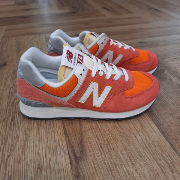 New Balance 574 RCB Le modèle New Balance 574 RCB pourrait bien être notre icône la plus invraisemblable. « La chaussure la plus New Balance de tous les temps ». Le message est clair, non ? Peut-être pas complètement. Effectivement, la 574 a été conçue pour offrir fiabilité et polyvalence, et non pour servir de vitrine à des technologies révolutionnaires ou à des matières haut de gamme. Puis, c'est précisément cette polyvalence simple et sans prétention qui a hissé la 574 au rang de chaussures les plus emblématiques. En tant que modèle hybride route / sentier avec une coupe plus large que les modèles de course étroites de la génération précédente, la 574 offrait un mélange unique et polyvalent de nouveauté, de différence, de simplicité, de robustesse, de durabilité et de confort qui a été adopté comme un incontournable des garde-robes dans le monde entier. C'est pourquoi aujourd'hui, la 574 incarne le style révolutionnaire de New Balance, un style universel. La marque New balance est une marque authentique depuis en 1906. Elle produit et fabrique des chaussures dans tous les domaines sportifs. Ce qui fait de New Balance la plus grande marque de chaussures au monde. Le nom New Balance est synonyme de qualité. Il n'est donc pas étonnant que la marque ait 100 ans d'histoire. Son slogan "a more intelligent approach to building shoes" décrit très bien l'éthique de l'entreprise. Les sneakers New Balance sont résolument orientées vers la meilleure performance possible, sans pour autant négliger l'aspect esthétique. Tous les produits ont cependant en commun la même idée de base : fournir le mélange parfait de performance et de mode. C'est exactement ce que les amateurs de New Balance apprécient.