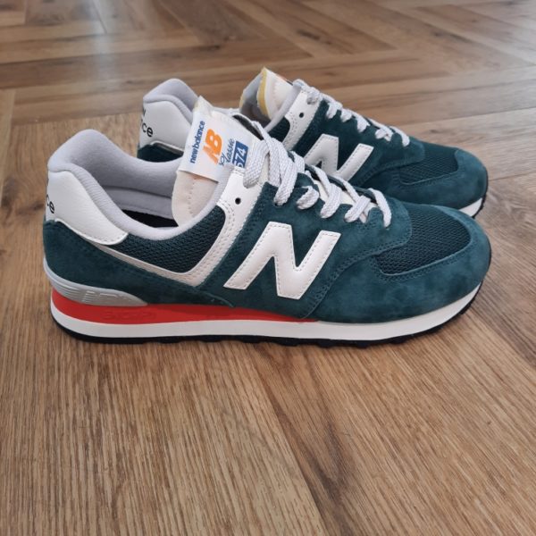 New Balance 574 VPG  Le modèle New Balance 574 VPG pourrait bien être notre icône la plus invraisemblable. « La chaussure la plus New Balance de tous les temps ». Le message est clair, non ? Peut-être pas complètement. La 574 a été conçue pour offrir fiabilité et polyvalence, et non pour servir de vitrine à des technologies révolutionnaires ou à des matières haut de gamme. Et c'est précisément cette polyvalence simple et sans prétention qui a hissé la 574 au rang de chaussures les plus emblématiques. En tant que modèle hybride route / sentier avec une coupe plus large que les modèles de course étroites de la génération précédente, la 574 offrait un mélange unique et polyvalent de nouveauté, de différence, de simplicité, de robustesse, de durabilité et de confort qui a été adopté comme un incontournable des garde-robes dans le monde entier. C'est pourquoi aujourd'hui, la 574 incarne le style révolutionnaire de New Balance, un style universel. La marque New balance est une marque authentique depuis en 1906. Elle produit et fabrique des chaussures dans tous les domaines sportifs. Ce qui fait de New Balance la plus grande marque de chaussures au monde. Le nom New Balance est synonyme de qualité. Il n'est donc pas étonnant que la marque ait 100 ans d'histoire. Son slogan "a more intelligent approach to building shoes" décrit très bien l'éthique de l'entreprise. Les sneakers New Balance sont résolument orientées vers la meilleure performance possible, sans pour autant négliger l'aspect esthétique. Tous les produits ont cependant en commun la même idée de base : fournir le mélange parfait de performance et de mode. C'est exactement ce que les amateurs de New Balance apprécient.