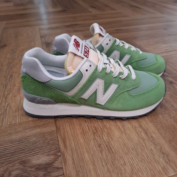 New Balance 574 RCC Le modèle New Balance 574 RCC pourrait bien être notre icône la plus invraisemblable. « La chaussure la plus New Balance de tous les temps ». Le message est clair, non ? Peut-être pas complètement. Effectivement, la 574 a été conçue pour offrir fiabilité et polyvalence, et non pour servir de vitrine à des technologies révolutionnaires ou à des matières haut de gamme. Puis, c'est précisément cette polyvalence simple et sans prétention qui a hissé la 574 au rang de chaussures les plus emblématiques. En tant que modèle hybride route / sentier avec une coupe plus large que les modèles de course étroites de la génération précédente, la 574 offrait un mélange unique et polyvalent de nouveauté, de différence, de simplicité, de robustesse, de durabilité et de confort qui a été adopté comme un incontournable des garde-robes dans le monde entier. C'est pourquoi aujourd'hui, la 574 incarne le style révolutionnaire de New Balance, un style universel. La marque New balance est une marque authentique depuis en 1906. Elle produit et fabrique des chaussures dans tous les domaines sportifs. Ce qui fait de New Balance la plus grande marque de chaussures au monde. Le nom New Balance est synonyme de qualité. Il n'est donc pas étonnant que la marque ait 100 ans d'histoire. Son slogan "a more intelligent approach to building shoes" décrit très bien l'éthique de l'entreprise. Les sneakers New Balance sont résolument orientées vers la meilleure performance possible, sans pour autant négliger l'aspect esthétique. Tous les produits ont cependant en commun la même idée de base : fournir le mélange parfait de performance et de mode. C'est exactement ce que les amateurs de New Balance apprécient.