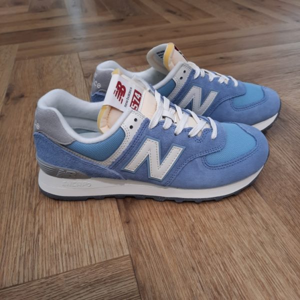 New Balance 574 RCA Le modèle New Balance 574 RCA pourrait bien être notre icône la plus invraisemblable. « La chaussure la plus New Balance de tous les temps ». Le message est clair, non ? Peut-être pas complètement. Effectivement, la 574 a été conçue pour offrir fiabilité et polyvalence, et non pour servir de vitrine à des technologies révolutionnaires ou à des matières haut de gamme. Puis, c'est précisément cette polyvalence simple et sans prétention qui a hissé la 574 au rang de chaussures les plus emblématiques. En tant que modèle hybride route / sentier avec une coupe plus large que les modèles de course étroites de la génération précédente, la 574 offrait un mélange unique et polyvalent de nouveauté, de différence, de simplicité, de robustesse, de durabilité et de confort qui a été adopté comme un incontournable des garde-robes dans le monde entier. C'est pourquoi aujourd'hui, la 574 incarne le style révolutionnaire de New Balance, un style universel. La marque New balance est une marque authentique depuis en 1906. Elle produit et fabrique des chaussures dans tous les domaines sportifs. Ce qui fait de New Balance la plus grande marque de chaussures au monde. Le nom New Balance est synonyme de qualité. Il n'est donc pas étonnant que la marque ait 100 ans d'histoire. Son slogan "a more intelligent approach to building shoes" décrit très bien l'éthique de l'entreprise. Les sneakers New Balance sont résolument orientées vers la meilleure performance possible, sans pour autant négliger l'aspect esthétique. Tous les produits ont cependant en commun la même idée de base : fournir le mélange parfait de performance et de mode. C'est exactement ce que les amateurs de New Balance apprécient.