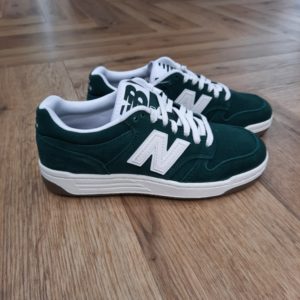 New Balance 480 LRG Ces chaussures New Balance 480 LRG à la pointe de la mode s'inspirent de la silhouette originale de l’une de nos chaussures portée par les pros. Cependant, elles y associent un design moderne qui sublimera sans effort n'importe quelle tenue décontractée. En effet, que vous soyez à la recherche d'une chaussure confortable pour peaufiner un ensemble élégant, ou pour ajouter une touche branchée à votre tenue du week-end, la New Balance 480 est l'accessoire parfait pour compléter n'importe quel look. Sous l'apparence simple, épurée et classique de ces baskets de tous les jours se cachent de multiples technologies qui offrent un véritable confort. Grâce à une technologie de maintien réactif et une sensation de légèreté exceptionnelle, vous êtes sûr de profiter à chaque pas d'un confort et d'un amorti inégalé tout au long de la journée. La marque New balance est une marque authentique depuis en 1906. Elle produit et fabrique des chaussures dans tous les domaines sportifs. Ce qui fait de New Balance la plus grande marque de chaussures au monde. Le nom New Balance est synonyme de qualité. Il n'est donc pas étonnant que la marque ait 100 ans d'histoire. Son slogan "a more intelligent approach to building shoes" décrit très bien l'éthique de l'entreprise. Les sneakers New Balance sont résolument orientées vers la meilleure performance possible, sans pour autant négliger l'aspect esthétique. Tous les produits ont cependant en commun la même idée de base : fournir le mélange parfait de performance et de mode. C'est exactement ce que les amateurs de New Balance apprécient.