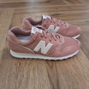 New Balance 373 SI2 Replongez dans les années 70 avec la New Balance 373 SI2. En effet, ces baskets pour femmes s'inspirent des chaussures de sport des années 70 pour donner une touche vintage à vos tenues préférées. De plus, l'amorti en EVA dans la semelle intermédiaire et le talon, associé à une semelle extérieure en caoutchouc résistant, offre confort et traction dans toutes vos activités quotidiennes. La marque New balance est une marque authentique depuis en 1906. Elle produit et fabrique des chaussures dans tous les domaines sportifs. Ce qui fait de New Balance la plus grande marque de chaussures au monde. Le nom New Balance est synonyme de qualité. Il n'est donc pas étonnant que la marque ait 100 ans d'histoire. Son slogan "a more intelligent approach to building shoes" décrit très bien l'éthique de l'entreprise. Les sneakers New Balance sont résolument orientées vers la meilleure performance possible, sans pour autant négliger l'aspect esthétique. Tous les produits ont cependant en commun la même idée de base : fournir le mélange parfait de performance et de mode. C'est exactement ce que les amateurs de New Balance apprécient.