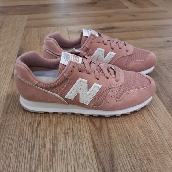 New Balance 373 SI2 Replongez dans les années 70 avec la New Balance 373 SI2. En effet, ces baskets pour femmes s'inspirent des chaussures de sport des années 70 pour donner une touche vintage à vos tenues préférées. De plus, l'amorti en EVA dans la semelle intermédiaire et le talon, associé à une semelle extérieure en caoutchouc résistant, offre confort et traction dans toutes vos activités quotidiennes. La marque New balance est une marque authentique depuis en 1906. Elle produit et fabrique des chaussures dans tous les domaines sportifs. Ce qui fait de New Balance la plus grande marque de chaussures au monde. Le nom New Balance est synonyme de qualité. Il n'est donc pas étonnant que la marque ait 100 ans d'histoire. Son slogan "a more intelligent approach to building shoes" décrit très bien l'éthique de l'entreprise. Les sneakers New Balance sont résolument orientées vers la meilleure performance possible, sans pour autant négliger l'aspect esthétique. Tous les produits ont cependant en commun la même idée de base : fournir le mélange parfait de performance et de mode. C'est exactement ce que les amateurs de New Balance apprécient.