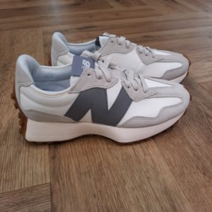 New Balance 327 LT Mettez en avant votre fraîcheur avec les sneakers New Balance 327 LT. Leur design blanc et gris est synonyme de sophistication. Misez sur leur imprimé N signature. Conçues pour le confort et la tendance, ces sneakers ajoutent une touche décontractée à votre style. La popularité croissante de la course à pied dans les années 1970 a fait passer les exigences en matière de chaussures de running à un niveau élevé de performance. Bien que les modèles de l'époque puissent sembler simples à la lumière des normes d'aujourd'hui, cette décennie a marqué l'essor de ce type de chaussures. Le modèle New Balance 327 présente les années 1970 comme une période d'innovation en revisitant les éléments de design classiques avec une vision audacieuse et résolument contemporaine. Avec une version angulaire de la silhouette compensée traditionnelle, un logo « N » asymétrique et une semelle extérieure à crampons d'inspiration trail, il réinvente complètement notre héritage en matière de chaussures de running. La marque New balance est une marque authentique depuis en 1906. Elle produit et fabrique des chaussures dans tous les domaines sportifs. Ce qui fait de New Balance la plus grande marque de chaussures au monde. Le nom New Balance est synonyme de qualité. Il n'est donc pas étonnant que la marque ait 100 ans d'histoire. Son slogan "a more intelligent approach to building shoes" décrit très bien l'éthique de l'entreprise. Les sneakers New Balance sont résolument orientées vers la meilleure performance possible, sans pour autant négliger l'aspect esthétique. Tous les produits ont cependant en commun la même idée de base : fournir le mélange parfait de performance et de mode. C'est exactement ce que les amateurs de New Balance apprécient.