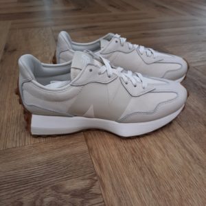 New Balance 327 DBA La New Balance 327 DBA présente les années 1970 comme une période d'innovation en revisitant les éléments de design classiques avec une vision audacieuse et résolument contemporaine. Effectivement, avec une version angulaire de la silhouette compensée traditionnelle, un logo « N » asymétrique et une semelle extérieure à crampons d'inspiration trail, la New Balance 327 réinvente complètement notre tradition en matière de chaussures de running. La popularité croissante de la course à pied dans les années 1970 a fait passer les exigences en matière de chaussures de running à un niveau élevé de performance. Bien que les modèles de l'époque puissent sembler simples à la lumière des normes d'aujourd'hui, cette décennie a marqué l'essor de ce type de chaussures.  La marque New balance est une marque authentique depuis en 1906. Elle produit et fabrique des chaussures dans tous les domaines sportifs. Ce qui fait de New Balance la plus grande marque de chaussures au monde. Le nom New Balance est synonyme de qualité. Il n'est donc pas étonnant que la marque ait 100 ans d'histoire. Son slogan "a more intelligent approach to building shoes" décrit très bien l'éthique de l'entreprise. Les sneakers New Balance sont résolument orientées vers la meilleure performance possible, sans pour autant négliger l'aspect esthétique. Tous les produits ont cependant en commun la même idée de base : fournir le mélange parfait de performance et de mode. C'est exactement ce que les amateurs de New Balance apprécient.