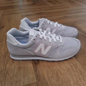 New Balance 373 SO2 Les chaussures New Balance 373 SO2 sont mises à jour avec un design raffiné et des détails à pois. La tige en daim et en mesh repose sur une semelle intermédiaire en EVA pour plus de confort et crée une silhouette classique que vous allez adorer. Elles sont fabriquées avec une semelle en caoutchouc durable. Ces chaussures classiques sont conçues pour durer. La marque New balance est une marque authentique depuis en 1906. Elle produit et fabrique des chaussures dans tous les domaines sportifs. Ce qui fait de New Balance la plus grande marque de chaussures au monde. Le nom New Balance est synonyme de qualité. Il n'est donc pas étonnant que la marque ait 100 ans d'histoire. Son slogan "a more intelligent approach to building shoes" décrit très bien l'éthique de l'entreprise. Les sneakers New Balance sont résolument orientées vers la meilleure performance possible, sans pour autant négliger l'aspect esthétique. Tous les produits ont cependant en commun la même idée de base : fournir le mélange parfait de performance et de mode. C'est exactement ce que les amateurs de New Balance apprécient.