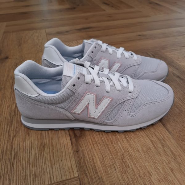New Balance 373 SO2 Les chaussures New Balance 373 SO2 sont mises à jour avec un design raffiné et des détails à pois. La tige en daim et en mesh repose sur une semelle intermédiaire en EVA pour plus de confort et crée une silhouette classique que vous allez adorer. Elles sont fabriquées avec une semelle en caoutchouc durable. Ces chaussures classiques sont conçues pour durer. La marque New balance est une marque authentique depuis en 1906. Elle produit et fabrique des chaussures dans tous les domaines sportifs. Ce qui fait de New Balance la plus grande marque de chaussures au monde. Le nom New Balance est synonyme de qualité. Il n'est donc pas étonnant que la marque ait 100 ans d'histoire. Son slogan "a more intelligent approach to building shoes" décrit très bien l'éthique de l'entreprise. Les sneakers New Balance sont résolument orientées vers la meilleure performance possible, sans pour autant négliger l'aspect esthétique. Tous les produits ont cependant en commun la même idée de base : fournir le mélange parfait de performance et de mode. C'est exactement ce que les amateurs de New Balance apprécient.