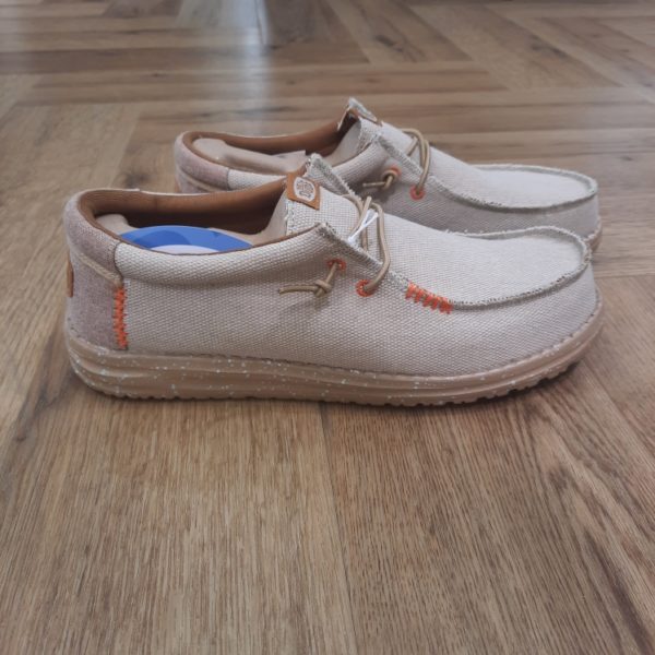 Wally Coastline Jute Les Wally Coastline Jute de la marque HeyDude sont parfaites pour les journées de détente pendant les loisirs, mais aussi pour les voyages. Tout d'abord, leur look moderne et sportif peut être combiné de nombreuses façons et complète parfaitement n'importe quelle tenue. De plus, le patch logo apporte par ailleurs une touche visuelle qui attire l'attention. Outre leur design moderne et sportif, ces baskets se démarquent grâce à leur confort maximal. Les baskets peuvent en effet être ajustées à la morphologie du pied et marquent ainsi des points en matière de flexibilité grâce à la semelle intérieure amovible. Le laçage rapide complète le modèle et permet de facilement et rapidement enfiler et ôter la chaussure. Les Wally Coastline sont donc le choix idéal pour les personnes qui attachent de l'importance à la spontanéité. La marque Le concept des chaussures Hey Dude (qui signifie "mon pote" en argot américain), c'est le paroxysme de la cool attitude : un style complètement déjanté + un esprit pratique et fonctionnel + une bonne dose d'humour et de fantaisie = les chaussures les plus légères et confortables du monde ! La recette de cet ovni est pourtant très simple : des matériaux ultra-légers (principalement de la toile et du coton) et des semelles ergonomiques en mousse à mémoire de forme. Ainsi, tel le matelas de votre lit, ces semelles s'adaptent à vos pieds en un rien de temps, pour vous procurer une véritable expérience sensorielle de bonheur.
