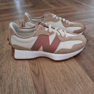 New Balance 327 NKA La New Balance 327 NKA présente les années 1970 comme une période d'innovation en revisitant les éléments de design classiques avec une vision audacieuse et résolument contemporaine. Avec une version angulaire de la silhouette compensée traditionnelle, cette sneaker possède un logo « N » asymétrique et une semelle extérieure à crampons d'inspiration trail. Ainsi, la New Balance 327 réinvente complètement notre tradition en matière de chaussures de running. La popularité croissante de la course à pied dans les années 1970 a fait passer les exigences en matière de chaussures de running à un niveau élevé de performance. Bien que les modèles de l'époque puissent sembler simples à la lumière des normes d'aujourd'hui, cette décennie a marqué l'essor de ce type de chaussures. La marque New balance est une marque authentique depuis en 1906. Elle produit et fabrique des chaussures dans tous les domaines sportifs. Ce qui fait de New Balance la plus grande marque de chaussures au monde. Le nom New Balance est synonyme de qualité. Il n'est donc pas étonnant que la marque ait 100 ans d'histoire. Son slogan "a more intelligent approach to building shoes" décrit très bien l'éthique de l'entreprise. Les sneakers New Balance sont résolument orientées vers la meilleure performance possible, sans pour autant négliger l'aspect esthétique. Tous les produits ont cependant en commun la même idée de base : fournir le mélange parfait de performance et de mode. C'est exactement ce que les amateurs de New Balance apprécient.