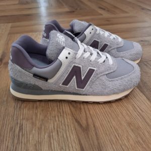 New Balance 574 YGD La New Balance 574 YGD pourrait bien être notre icône la plus invraisemblable. « La chaussure la plus New Balance de tous les temps ». Le message est clair, non ? Peut-être pas complètement. La 574 a été conçue pour offrir fiabilité et polyvalence, et non pour servir de vitrine à des technologies révolutionnaires ou à des matières haut de gamme. Et c'est précisément cette polyvalence simple et sans prétention qui a hissé la 574 au rang de chaussures les plus emblématiques. En tant que modèle hybride route / sentier avec une coupe plus large que les modèles de course étroites de la génération précédente, la 574 offrait un mélange unique et polyvalent de nouveauté, de différence, de simplicité, de robustesse, de durabilité et de confort qui a été adopté comme un incontournable des garde-robes dans le monde entier. C'est pourquoi aujourd'hui, la 574 incarne le style révolutionnaire de New Balance, un style universel. La marque New balance est une marque authentique depuis en 1906. Elle produit et fabrique des chaussures dans tous les domaines sportifs. Ce qui fait de New Balance la plus grande marque de chaussures au monde. Le nom New Balance est synonyme de qualité. Il n'est donc pas étonnant que la marque ait 100 ans d'histoire. Son slogan "a more intelligent approach to building shoes" décrit très bien l'éthique de l'entreprise. Les sneakers New Balance sont résolument orientées vers la meilleure performance possible, sans pour autant négliger l'aspect esthétique. Tous les produits ont cependant en commun la même idée de base : fournir le mélange parfait de performance et de mode. C'est exactement ce que les amateurs de New Balance apprécient.