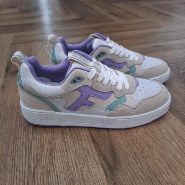 Faguo Dahlia Violet La basket Faguo Dahlia Violet et écrue réinvente les codes des années 90 en leur apportant une touche de modernité et de sophistication. D'abord, inspirée par la finesse des courbes féminines, cette basket femme offre un confort exceptionnel. De plus, elle offre une allure pleine de dynamisme. Puis, ses teintes écrues et kaki clair, combinées à des textures variées, lui confèrent un style élégant et contemporain qui s’adapte à toutes les occasions. La basket écrue et kaki clair DAHLIA reflète l’engagement de FAGUO pour une mode plus durable. Cellle ci est livrée dans un packaging recyclé et recyclable. Elle réduit son empreinte carbone tout en participant activement à la reforestation grâce à la plantation d'abres pour compenser les émissions de carbone. Avec son design rétro, ses détails féminins et ses finitions soignées, la basket écrue et kaki clair DAHLIA est une pièce forte et élégante. Cette sneaker est pensée pour celles qui recherchent un style distinctif et une démarche respectueuse de l’environnement. La marque Faguo est une marque française créée en 2009 par Frédéric Mugnier et Nicolas Rohr, alors qu'ils étaient encore étudiants et seulement âgés de 22 ans. C'est au cours d'un voyage universitaire en Chine qu'ils vont concevoir le projet Faguo. Il s'agit d'ailleurs d'un nom chinois signifiant tout simplement "France". Dans une démarche de responsabilité sociale et environnementale, ils vont imaginer le principe suivant : pour chaque produit Faguo acheté, un arbre sera planté en France. Et ce premier produit sera une simple tennis en toile ornée d'un bouton en noix de coco, représentant cet engagement. Leur concept va connaître un véritable succès qui va mener la marque à lancer de nouveaux modèles.