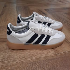 Barreda Decode Lux Les baskets adidas Barreda Decode Lux rendent hommage au style terrace. En effet, le design de l'embout en forme de T est moderne mais classique, et la semelle en caoutchouc cousue garantit un confort tout au long de la journée. De plus, la tige en cuir de première qualité et les détails en daim créent un style élégant que vous pouvez porter partout. Pour conclure, que vous preniez une pause dans votre café préféré ou exploriez la ville, avec ces baskets, vous pouvez tout faire. La marque C'est le 18 août 1949 qu'Adi Dassler a démarré l'aventure adidas, avec pour objectif d'améliorer les performances des athlètes. 70 ans plus tard, adidas a laissé sa marque sur le monde du sport, mais aussi celui de la mode, de la musique, de la culture, du développement durable et bien d'autres encore. Voyage avec nous à travers le temps et découvre l'histoire d'adidas avec des modèles qui ont influencé le lifestyle d'aujourd'hui. Juste après la naissance officielle des 3 bandes en 1949, les années 50 ont connu un véritable boom technologique avec des équipements innovants pour les athlètes de classe mondiale. Ainsi, c'est pendant cette décennie qu'est apparue la Samba, toujours portée de nos jours pas les joueurs de Five et de futsal, et toujours présente dans la rue. Pendant les 50's, adidas a développé une chaussure de sprint qui a battu un record du monde et la première chaussure de football conçue avec une semelle en nylon, marquant une vraie nouveauté en termes de confort et de sensations. D'autres modèles ont vu le jour durant cette période, comme la chaussure de basketball Allround, devenue une véritable icône dans les 80's. Ces années ont été révolutionnaires, créant un véritable avant et après pour les sportifs de haut niveau. Mais ce n'était que le début de l'histoire d'adidas.