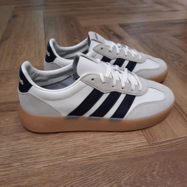 Barreda Decode Lux Les baskets adidas Barreda Decode Lux rendent hommage au style terrace. En effet, le design de l'embout en forme de T est moderne mais classique, et la semelle en caoutchouc cousue garantit un confort tout au long de la journée. De plus, la tige en cuir de première qualité et les détails en daim créent un style élégant que vous pouvez porter partout. Pour conclure, que vous preniez une pause dans votre café préféré ou exploriez la ville, avec ces baskets, vous pouvez tout faire. La marque C'est le 18 août 1949 qu'Adi Dassler a démarré l'aventure adidas, avec pour objectif d'améliorer les performances des athlètes. 70 ans plus tard, adidas a laissé sa marque sur le monde du sport, mais aussi celui de la mode, de la musique, de la culture, du développement durable et bien d'autres encore. Voyage avec nous à travers le temps et découvre l'histoire d'adidas avec des modèles qui ont influencé le lifestyle d'aujourd'hui. Juste après la naissance officielle des 3 bandes en 1949, les années 50 ont connu un véritable boom technologique avec des équipements innovants pour les athlètes de classe mondiale. Ainsi, c'est pendant cette décennie qu'est apparue la Samba, toujours portée de nos jours pas les joueurs de Five et de futsal, et toujours présente dans la rue. Pendant les 50's, adidas a développé une chaussure de sprint qui a battu un record du monde et la première chaussure de football conçue avec une semelle en nylon, marquant une vraie nouveauté en termes de confort et de sensations. D'autres modèles ont vu le jour durant cette période, comme la chaussure de basketball Allround, devenue une véritable icône dans les 80's. Ces années ont été révolutionnaires, créant un véritable avant et après pour les sportifs de haut niveau. Mais ce n'était que le début de l'histoire d'adidas.