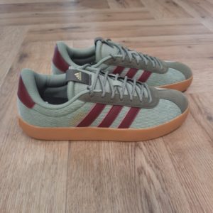 Adidas VL Court: une chaussure qui attire l'attention avec un style rétro inspiré des courts. Cette chaussure Adidas VL Court réactualise un style intemporel. En effet, la silhouette classique avec bout en T est confectionnée à partir d'un mélange de matériaux. C'est pourquoi, elle offre un style polyvalent qui convient à toutes les occasions. Puis, sa semelle cupsole classique complète le design emblématique. La marque C'est le 18 août 1949 qu'Adi Dassler a démarré l'aventure adidas, avec pour objectif d'améliorer les performances des athlètes. 70 ans plus tard, adidas a laissé sa marque sur le monde du sport, mais aussi celui de la mode, de la musique, de la culture, du développement durable et bien d'autres encore. Voyage avec nous à travers le temps et découvre l'histoire d'adidas avec des modèles qui ont influencé le lifestyle d'aujourd'hui. Juste après la naissance officielle des 3 bandes en 1949, les années 50 ont connu un véritable boom technologique avec des équipements innovants pour les athlètes de classe mondiale. Ainsi, c'est pendant cette décennie qu'est apparue la Samba, toujours portée de nos jours pas les joueurs de Five et de futsal, et toujours présente dans la rue. Pendant les 50's, adidas a développé une chaussure de sprint qui a battu un record du monde et la première chaussure de football conçue avec une semelle en nylon, marquant une vraie nouveauté en termes de confort et de sensations. D'autres modèles ont vu le jour durant cette période, comme la chaussure de basketball Allround, devenue une véritable icône dans les 80's. Ces années ont été révolutionnaires, créant un véritable avant et après pour les sportifs de haut niveau. Mais ce n'était que le début de l'histoire d'adidas.