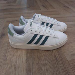 Adidas Grand Court : un modèle classique et confortable, conçu en partie à base de matières recyclées. Cette chaussure Adidas Grand Court ornée des 3 bandes classiques affiche un look épuré. En effet, l’amorti Cloudfoam Comfort offre un confort ultime. Porte-la avec l'un de tes pantalons préférés, car elle t'emmènera partout. De plus, sa tige est confectionnée en matériaux recyclés à hauteur de 50 % minimum. La marque C'est le 18 août 1949 qu'Adi Dassler a démarré l'aventure adidas, avec pour objectif d'améliorer les performances des athlètes. 70 ans plus tard, adidas a laissé sa marque sur le monde du sport, mais aussi celui de la mode, de la musique, de la culture, du développement durable et bien d'autres encore. Voyage avec nous à travers le temps et découvre l'histoire d'adidas avec des modèles qui ont influencé le lifestyle d'aujourd'hui. Juste après la naissance officielle des 3 bandes en 1949, les années 50 ont connu un véritable boom technologique avec des équipements innovants pour les athlètes de classe mondiale. Ainsi, c'est pendant cette décennie qu'est apparue la Samba, toujours portée de nos jours pas les joueurs de Five et de futsal, et toujours présente dans la rue. Pendant les 50's, adidas a développé une chaussure de sprint qui a battu un record du monde et la première chaussure de football conçue avec une semelle en nylon, marquant une vraie nouveauté en termes de confort et de sensations. D'autres modèles ont vu le jour durant cette période, comme la chaussure de basketball Allround, devenue une véritable icône dans les 80's. Ces années ont été révolutionnaires, créant un véritable avant et après pour les sportifs de haut niveau. Mais ce n'était que le début de l'histoire d'adidas.