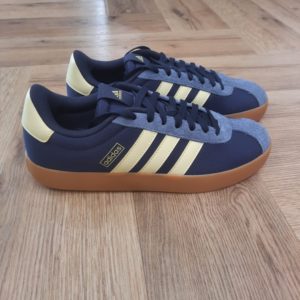 Adidas VL Court: une chaussure qui attire l'attention avec un style rétro inspiré des courts. Cette chaussure Adidas VL Court réactualise un style intemporel. En effet, la silhouette classique avec bout en T est confectionnée à partir d'un mélange de matériaux. C'est pourquoi, elle offre un style polyvalent qui convient à toutes les occasions. Puis, sa semelle cupsole classique complète le design emblématique. La marque C'est le 18 août 1949 qu'Adi Dassler a démarré l'aventure adidas, avec pour objectif d'améliorer les performances des athlètes. 70 ans plus tard, adidas a laissé sa marque sur le monde du sport, mais aussi celui de la mode, de la musique, de la culture, du développement durable et bien d'autres encore. Voyage avec nous à travers le temps et découvre l'histoire d'adidas avec des modèles qui ont influencé le lifestyle d'aujourd'hui. Juste après la naissance officielle des 3 bandes en 1949, les années 50 ont connu un véritable boom technologique avec des équipements innovants pour les athlètes de classe mondiale. Ainsi, c'est pendant cette décennie qu'est apparue la Samba, toujours portée de nos jours pas les joueurs de Five et de futsal, et toujours présente dans la rue. Pendant les 50's, adidas a développé une chaussure de sprint qui a battu un record du monde et la première chaussure de football conçue avec une semelle en nylon, marquant une vraie nouveauté en termes de confort et de sensations. D'autres modèles ont vu le jour durant cette période, comme la chaussure de basketball Allround, devenue une véritable icône dans les 80's. Ces années ont été révolutionnaires, créant un véritable avant et après pour les sportifs de haut niveau. Mais ce n'était que le début de l'histoire d'adidas.