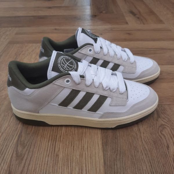 Adidas Rapid Court Low: une chaussure basse au style basketball rétro qui sait se démarquer Impose ton style inspiré des parquets avec se baskets Adidas Rapid Court Low. Tout d'abord, avec ses détails d'inspiration basketball tout droit sortis de nos archives, cette chaussure basse adidas est prête à t'accompagner partout. En effet, elle est conçue en matière synthétique avec des détails en suède doux, elle possède une semelle cupsole en caoutchouc adhérent. La marque C'est le 18 août 1949 qu'Adi Dassler a démarré l'aventure adidas, avec pour objectif d'améliorer les performances des athlètes. 70 ans plus tard, adidas a laissé sa marque sur le monde du sport, mais aussi celui de la mode, de la musique, de la culture, du développement durable et bien d'autres encore. Voyage avec nous à travers le temps et découvre l'histoire d'adidas avec des modèles qui ont influencé le lifestyle d'aujourd'hui. Juste après la naissance officielle des 3 bandes en 1949, les années 50 ont connu un véritable boom technologique avec des équipements innovants pour les athlètes de classe mondiale. Ainsi, c'est pendant cette décennie qu'est apparue la Samba, toujours portée de nos jours pas les joueurs de Five et de futsal, et toujours présente dans la rue. Pendant les 50's, adidas a développé une chaussure de sprint qui a battu un record du monde et la première chaussure de football conçue avec une semelle en nylon, marquant une vraie nouveauté en termes de confort et de sensations. D'autres modèles ont vu le jour durant cette période, comme la chaussure de basketball Allround, devenue une véritable icône dans les 80's. Ces années ont été révolutionnaires, créant un véritable avant et après pour les sportifs de haut niveau. Mais ce n'était que le début de l'histoire d'adidas.