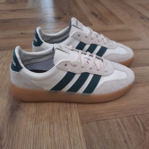 Barreda Decode Lux Les baskets adidas Barreda Decode Lux rendent hommage au style terrace. En effet, le design de l'embout en forme de T est moderne mais classique, et la semelle en caoutchouc cousue garantit un confort tout au long de la journée. De plus, la tige en cuir de première qualité et les détails en daim créent un style élégant que vous pouvez porter partout. Pour conclure, que vous preniez une pause dans votre café préféré ou exploriez la ville, avec ces baskets, vous pouvez tout faire. La marque C'est le 18 août 1949 qu'Adi Dassler a démarré l'aventure adidas, avec pour objectif d'améliorer les performances des athlètes. 70 ans plus tard, adidas a laissé sa marque sur le monde du sport, mais aussi celui de la mode, de la musique, de la culture, du développement durable et bien d'autres encore. Voyage avec nous à travers le temps et découvre l'histoire d'adidas avec des modèles qui ont influencé le lifestyle d'aujourd'hui. Juste après la naissance officielle des 3 bandes en 1949, les années 50 ont connu un véritable boom technologique avec des équipements innovants pour les athlètes de classe mondiale. Ainsi, c'est pendant cette décennie qu'est apparue la Samba, toujours portée de nos jours pas les joueurs de Five et de futsal, et toujours présente dans la rue. Pendant les 50's, adidas a développé une chaussure de sprint qui a battu un record du monde et la première chaussure de football conçue avec une semelle en nylon, marquant une vraie nouveauté en termes de confort et de sensations. D'autres modèles ont vu le jour durant cette période, comme la chaussure de basketball Allround, devenue une véritable icône dans les 80's. Ces années ont été révolutionnaires, créant un véritable avant et après pour les sportifs de haut niveau. Mais ce n'était que le début de l'histoire d'adidas.