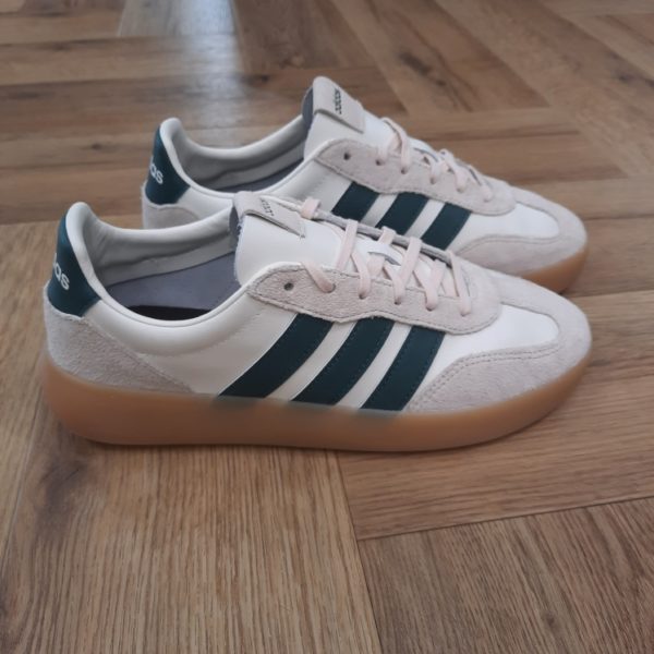 Barreda Decode Lux Les baskets adidas Barreda Decode Lux rendent hommage au style terrace. En effet, le design de l'embout en forme de T est moderne mais classique, et la semelle en caoutchouc cousue garantit un confort tout au long de la journée. De plus, la tige en cuir de première qualité et les détails en daim créent un style élégant que vous pouvez porter partout. Pour conclure, que vous preniez une pause dans votre café préféré ou exploriez la ville, avec ces baskets, vous pouvez tout faire. La marque C'est le 18 août 1949 qu'Adi Dassler a démarré l'aventure adidas, avec pour objectif d'améliorer les performances des athlètes. 70 ans plus tard, adidas a laissé sa marque sur le monde du sport, mais aussi celui de la mode, de la musique, de la culture, du développement durable et bien d'autres encore. Voyage avec nous à travers le temps et découvre l'histoire d'adidas avec des modèles qui ont influencé le lifestyle d'aujourd'hui. Juste après la naissance officielle des 3 bandes en 1949, les années 50 ont connu un véritable boom technologique avec des équipements innovants pour les athlètes de classe mondiale. Ainsi, c'est pendant cette décennie qu'est apparue la Samba, toujours portée de nos jours pas les joueurs de Five et de futsal, et toujours présente dans la rue. Pendant les 50's, adidas a développé une chaussure de sprint qui a battu un record du monde et la première chaussure de football conçue avec une semelle en nylon, marquant une vraie nouveauté en termes de confort et de sensations. D'autres modèles ont vu le jour durant cette période, comme la chaussure de basketball Allround, devenue une véritable icône dans les 80's. Ces années ont été révolutionnaires, créant un véritable avant et après pour les sportifs de haut niveau. Mais ce n'était que le début de l'histoire d'adidas.