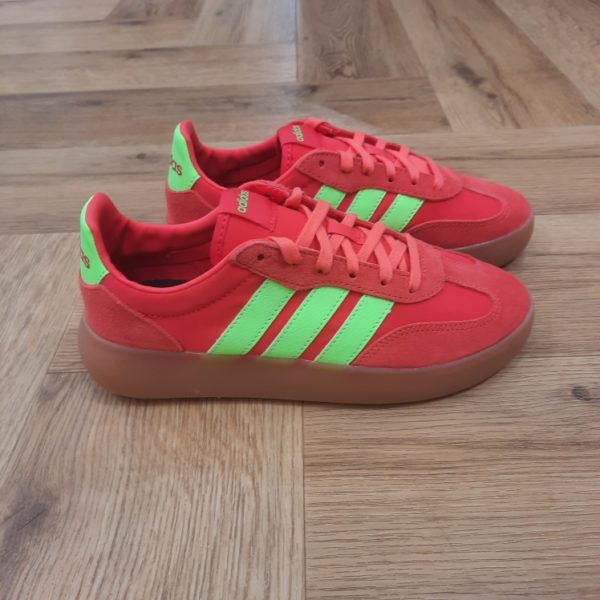 Adidas Barreda Red: Une sneaker casual inspirée de la culture football. Cette chaussure Adidas Barreda Red moderne rend hommage au style football vintage. Le suède premium et le nylon s'associent pour créer une tige stylée et résistante. La semelle cupsole en caoutchouc et l'avant-pied en T classique offrent du confort et un style rétro. Que tu arpentes les rues de la ville ou que tu te détendes dans ton café préféré, cette sneaker est faite pour toi. La marque C'est le 18 août 1949 qu'Adi Dassler a démarré l'aventure adidas, avec pour objectif d'améliorer les performances des athlètes. 70 ans plus tard, adidas a laissé sa marque sur le monde du sport, mais aussi celui de la mode, de la musique, de la culture, du développement durable et bien d'autres encore. Voyage avec nous à travers le temps et découvre l'histoire d'adidas avec des modèles qui ont influencé le lifestyle d'aujourd'hui. Juste après la naissance officielle des 3 bandes en 1949, les années 50 ont connu un véritable boom technologique avec des équipements innovants pour les athlètes de classe mondiale. Ainsi, c'est pendant cette décennie qu'est apparue la Samba, toujours portée de nos jours pas les joueurs de Five et de futsal, et toujours présente dans la rue. Pendant les 50's, adidas a développé une chaussure de sprint qui a battu un record du monde et la première chaussure de football conçue avec une semelle en nylon, marquant une vraie nouveauté en termes de confort et de sensations. D'autres modèles ont vu le jour durant cette période, comme la chaussure de basketball Allround, devenue une véritable icône dans les 80's. Ces années ont été révolutionnaires, créant un véritable avant et après pour les sportifs de haut niveau. Mais ce n'était que le début de l'histoire d'adidas.