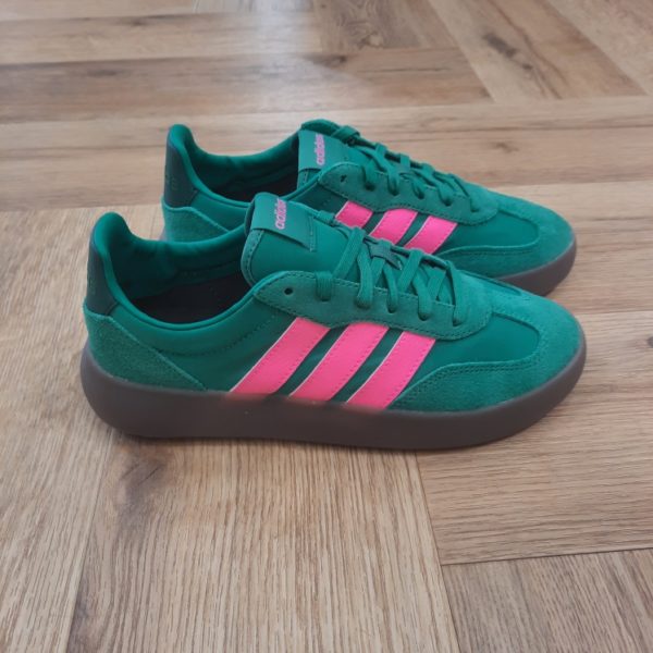 Adidas Barreda Green: Une sneaker casual inspirée de la culture football. Cette chaussure Adidas Barreda Green moderne rend hommage au style football vintage. En effet, le suède premium et le nylon s'associent pour créer une tige stylée et résistante. Tout d'abord, sa semelle cupsole en caoutchouc et l'avant-pied en T classique offrent du confort et un style rétro. Que tu arpentes les rues de la ville ou que tu te détendes dans ton café préféré, cette sneaker est faite pour toi. La marque C'est le 18 août 1949 qu'Adi Dassler a démarré l'aventure adidas, avec pour objectif d'améliorer les performances des athlètes. 70 ans plus tard, adidas a laissé sa marque sur le monde du sport, mais aussi celui de la mode, de la musique, de la culture, du développement durable et bien d'autres encore. Voyage avec nous à travers le temps et découvre l'histoire d'adidas avec des modèles qui ont influencé le lifestyle d'aujourd'hui. Juste après la naissance officielle des 3 bandes en 1949, les années 50 ont connu un véritable boom technologique avec des équipements innovants pour les athlètes de classe mondiale. Ainsi, c'est pendant cette décennie qu'est apparue la Samba, toujours portée de nos jours pas les joueurs de Five et de futsal, et toujours présente dans la rue. Pendant les 50's, adidas a développé une chaussure de sprint qui a battu un record du monde et la première chaussure de football conçue avec une semelle en nylon, marquant une vraie nouveauté en termes de confort et de sensations. D'autres modèles ont vu le jour durant cette période, comme la chaussure de basketball Allround, devenue une véritable icône dans les 80's. Ces années ont été révolutionnaires, créant un véritable avant et après pour les sportifs de haut niveau. Mais ce n'était que le début de l'histoire d'adidas.
