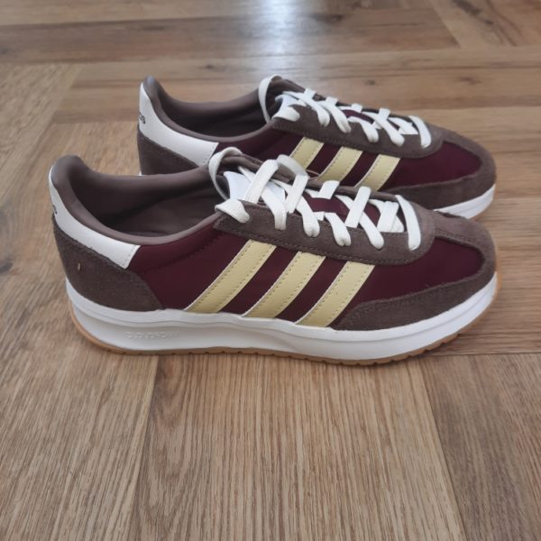 Adidas Run 70: Une sneaker classique et polyvalente pour le quotidien Conçue pour durer, cette sneaker Adidas Run 70 est stylée et intemporelle. En effet, sa tige en cuir souple est doublée pour plus de confort. Puis, elle est associée à une semelle extérieure en caoutchouc flexible idéale quand tu es constamment en mouvement. De plus l'amorti Cloudfoam te procure un confort durable tandis que tu fais tes courses en ville ou prends un café. La marque C'est le 18 août 1949 qu'Adi Dassler a démarré l'aventure adidas, avec pour objectif d'améliorer les performances des athlètes. 70 ans plus tard, adidas a laissé sa marque sur le monde du sport, mais aussi celui de la mode, de la musique, de la culture, du développement durable et bien d'autres encore. Voyage avec nous à travers le temps et découvre l'histoire d'adidas avec des modèles qui ont influencé le lifestyle d'aujourd'hui. Juste après la naissance officielle des 3 bandes en 1949, les années 50 ont connu un véritable boom technologique avec des équipements innovants pour les athlètes de classe mondiale. Ainsi, c'est pendant cette décennie qu'est apparue la Samba, toujours portée de nos jours pas les joueurs de Five et de futsal, et toujours présente dans la rue. Pendant les 50's, adidas a développé une chaussure de sprint qui a battu un record du monde et la première chaussure de football conçue avec une semelle en nylon, marquant une vraie nouveauté en termes de confort et de sensations. D'autres modèles ont vu le jour durant cette période, comme la chaussure de basketball Allround, devenue une véritable icône dans les 80's. Ces années ont été révolutionnaires, créant un véritable avant et après pour les sportifs de haut niveau. Mais ce n'était que le début de l'histoire d'adidas.
