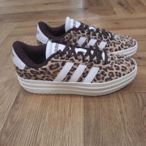 Adidas VL Court Bold: Une chaussure compensée au style polyvalent. Tout est une question d'équilibre avec cette chaussure Adidas VL Court Bold. En effet, elle présente un design épuré, bien sûr, mais avec une semelle compensée qui sublime tout le look et te donne de la hauteur. De plus, sa tige en cuir, la doublure textile et la semelle extérieure en caoutchouc résistant s'associent pour t'offrir un confort ultime au quotidien. La marque C'est le 18 août 1949 qu'Adi Dassler a démarré l'aventure adidas, avec pour objectif d'améliorer les performances des athlètes. 70 ans plus tard, adidas a laissé sa marque sur le monde du sport, mais aussi celui de la mode, de la musique, de la culture, du développement durable et bien d'autres encore. Voyage avec nous à travers le temps et découvre l'histoire d'adidas avec des modèles qui ont influencé le lifestyle d'aujourd'hui. Juste après la naissance officielle des 3 bandes en 1949, les années 50 ont connu un véritable boom technologique avec des équipements innovants pour les athlètes de classe mondiale. Ainsi, c'est pendant cette décennie qu'est apparue la Samba, toujours portée de nos jours pas les joueurs de Five et de futsal, et toujours présente dans la rue. Pendant les 50's, adidas a développé une chaussure de sprint qui a battu un record du monde et la première chaussure de football conçue avec une semelle en nylon, marquant une vraie nouveauté en termes de confort et de sensations. D'autres modèles ont vu le jour durant cette période, comme la chaussure de basketball Allround, devenue une véritable icône dans les 80's. Ces années ont été révolutionnaires, créant un véritable avant et après pour les sportifs de haut niveau. Mais ce n'était que le début de l'histoire d'adidas.