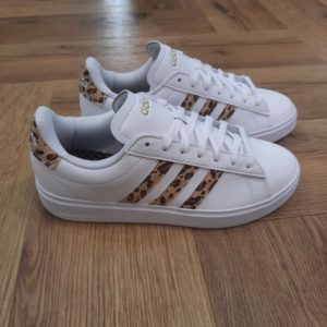 Grand Court Léopard: un modèle classique et confortable, conçu en partie à base de matières recyclées. Cette chaussure Adidas Grand Court Léopard ornée des 3 bandes classiques affiche un look épuré. En effet, l’amorti Cloudfoam Comfort offre un confort ultime. Porte-la avec l'un de tes pantalons préférés, car elle t'emmènera partout. De plus, sa tige est confectionnée en matériaux recyclés à hauteur de 50 % minimum. La marque C'est le 18 août 1949 qu'Adi Dassler a démarré l'aventure adidas, avec pour objectif d'améliorer les performances des athlètes. 70 ans plus tard, adidas a laissé sa marque sur le monde du sport, mais aussi celui de la mode, de la musique, de la culture, du développement durable et bien d'autres encore. Voyage avec nous à travers le temps et découvre l'histoire d'adidas avec des modèles qui ont influencé le lifestyle d'aujourd'hui. Juste après la naissance officielle des 3 bandes en 1949, les années 50 ont connu un véritable boom technologique avec des équipements innovants pour les athlètes de classe mondiale. Ainsi, c'est pendant cette décennie qu'est apparue la Samba, toujours portée de nos jours pas les joueurs de Five et de futsal, et toujours présente dans la rue. Pendant les 50's, adidas a développé une chaussure de sprint qui a battu un record du monde et la première chaussure de football conçue avec une semelle en nylon, marquant une vraie nouveauté en termes de confort et de sensations. D'autres modèles ont vu le jour durant cette période, comme la chaussure de basketball Allround, devenue une véritable icône dans les 80's. Ces années ont été révolutionnaires, créant un véritable avant et après pour les sportifs de haut niveau. Mais ce n'était que le début de l'histoire d'adidas.