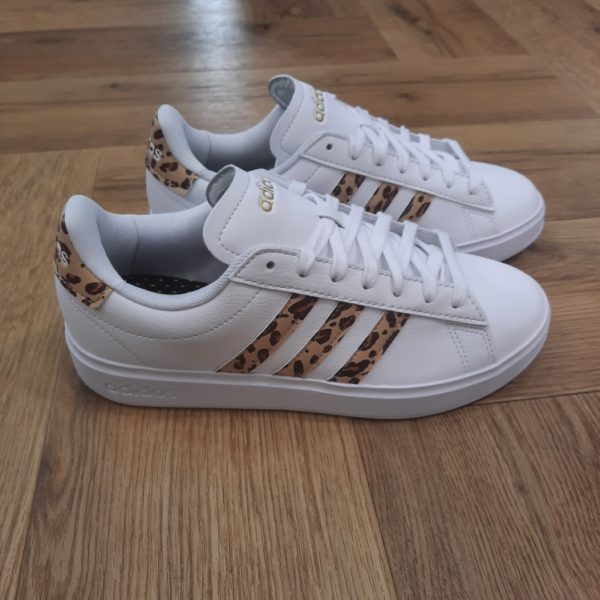 Grand Court Léopard: un modèle classique et confortable, conçu en partie à base de matières recyclées. Cette chaussure Adidas Grand Court Léopard ornée des 3 bandes classiques affiche un look épuré. En effet, l’amorti Cloudfoam Comfort offre un confort ultime. Porte-la avec l'un de tes pantalons préférés, car elle t'emmènera partout. De plus, sa tige est confectionnée en matériaux recyclés à hauteur de 50 % minimum. La marque C'est le 18 août 1949 qu'Adi Dassler a démarré l'aventure adidas, avec pour objectif d'améliorer les performances des athlètes. 70 ans plus tard, adidas a laissé sa marque sur le monde du sport, mais aussi celui de la mode, de la musique, de la culture, du développement durable et bien d'autres encore. Voyage avec nous à travers le temps et découvre l'histoire d'adidas avec des modèles qui ont influencé le lifestyle d'aujourd'hui. Juste après la naissance officielle des 3 bandes en 1949, les années 50 ont connu un véritable boom technologique avec des équipements innovants pour les athlètes de classe mondiale. Ainsi, c'est pendant cette décennie qu'est apparue la Samba, toujours portée de nos jours pas les joueurs de Five et de futsal, et toujours présente dans la rue. Pendant les 50's, adidas a développé une chaussure de sprint qui a battu un record du monde et la première chaussure de football conçue avec une semelle en nylon, marquant une vraie nouveauté en termes de confort et de sensations. D'autres modèles ont vu le jour durant cette période, comme la chaussure de basketball Allround, devenue une véritable icône dans les 80's. Ces années ont été révolutionnaires, créant un véritable avant et après pour les sportifs de haut niveau. Mais ce n'était que le début de l'histoire d'adidas.